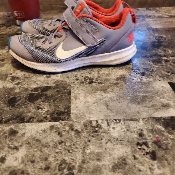 Boys nike shoes - Picture 2 of 5